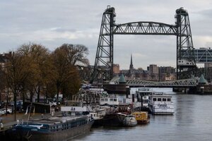 Desarmarán un histórico puente en Rotterdam para que pase el barco de Jeff Bezos (Fuente: AFP)