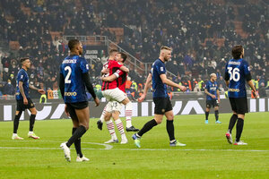 Italia: Milan se lo dio vuelta en una ráfaga a Inter y da pelea (Fuente: EFE)