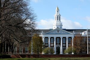 Demandan a Harvard por ignorar las denuncias de abusos contra un profesor (Fuente: AFP)