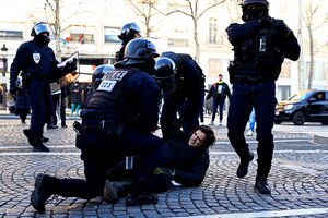 La Policía reprime la protesta antivacunas en París (Fuente: AFP)