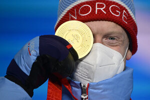 Johannes Thingnes Boe posa en el podio (Fuente: AFP)