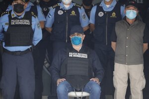 Hernández, custodiadopor policías hondureños después de su detención. (Fuente: EFE)