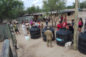 El Ejército inició la entrega de 350 tanques de agua en el norte salteño 
