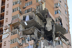 Conflicto Rusia-Ucrania: el momento en que un misil ruso cae en un edificio residencial de Kiev (Fuente: AFP)