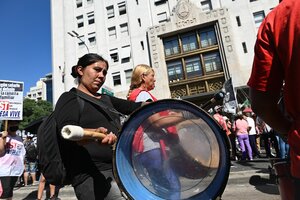 Piqueteros manifiestan en el centro porteño en demanda de un aumento del salario mínimo   (Fuente: Télam)