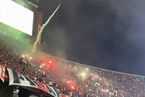 Indentificaron al hincha de River que tiró la bengala en el Superclásico (Fuente: Captura de vídeo )