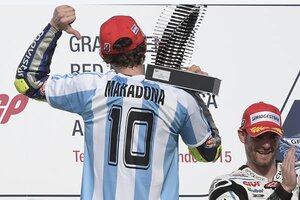 Valentino Rossi, cuando se calzó la camiseta de Diego en Termas en 2015. (Fuente: AFP)