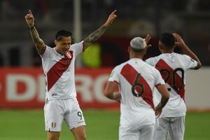 Lapadula festeja el primer gol de Perú, que jugará otra reválida con el Tigre Gareca (Fuente: AFP)
