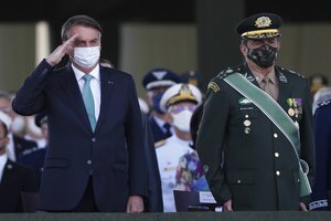 Bolsonaro y el comandante del Ejército brasileño, el general Paulo Sergio Nogueira, en un desfile militar. (Fuente: Xinhua)