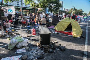 Carpas y ollas populares sobre la Avenida 9 de Julio (Fuente: Jorge Larrosa)
