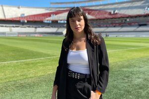 Quién es Lola del Carril, la primera relatora de la TV de fútbol de la Liga Profesional