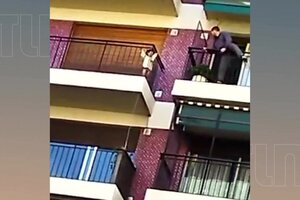 Un encargado de edificio le salvó la vida a un nene que quedó encerrado en un balcón