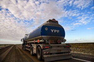 YPF aumenta la oferta de gasoil al mercado (Fuente: AFP)