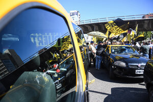 Protesta de taxistas en los accesos a Capital Federal (Fuente: Télam)