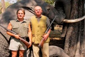 Juan Carlos I junto a Jeff Rann, director de la empresa Rann Safaris, encargada de organizar la cacería de elefantes de abril de 2012 en Botsuana.