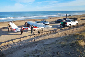 Una avioneta aterrizó de emergencia en una playa de Necochea (Fuente: Télam)