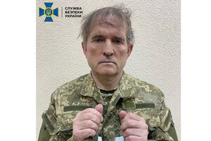 Medvedchuk en uniforme ucraniano y esposado. (Fuente: AFP)