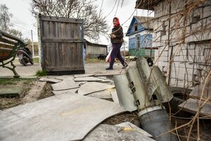 Parte de un misil hallado en la casa deun pueblo cerca de Kiev (Fuente: EFE)
