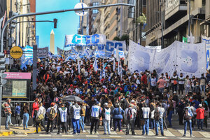 Los movimientos sociales marcharon contra "los formadores de precios que afectan la mesa de los argentinos" (Fuente: NA)