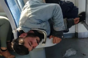 En el tren Roca: se quedó dormido y se atoró en el apoyabrazos  