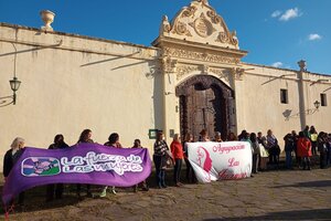 Abrazo al convento de las monjas que denunciaron al arzobispo por violencia de género