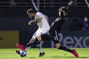 Lucas Pratto con la pelota. El ex River fue el autor del gol de Vélez. (Fuente: Twitter Vélez)