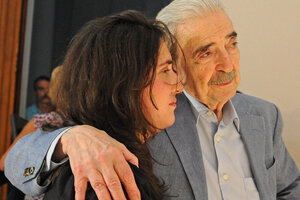 Gelman con su nieta en el año 2000, cuando finalmente la pudo abrazar. (Fuente: EFE)