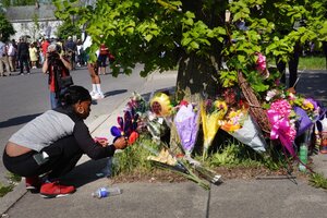 Lágrimas, flores y pesar por la masacre de Buffalo (Fuente: AFP)