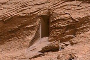 La misteriosa "puerta" que la NASA fotografió en Marte. (Fuente: NASA)