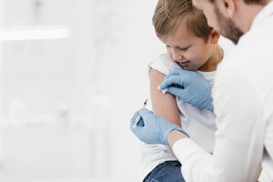 La FDA (por sus siglas en inglés) destacó la seguridad de las vacunas e indicó que siguen siendo "la forma más eficaz de prevenir el coronavirus y sus graves consecuencias". Foto: (Pixabay)