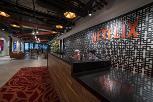 Tras la baja en crecimiento de la empresa, se anunció el lanzamiento de una suscripción con anuncios por un precio más bajo que el abono actual, para "antes de fin de año". Foto: Netflix Press Room.