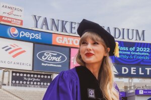 La intérprte de 32 años dio un emocionante discurso y motivó a los graduados a "perseguir sus sueños". Foto: NYU.