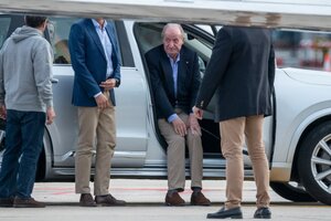 Juan Carlos sentado en un auto alllegar alaeropuerto de Vigo
