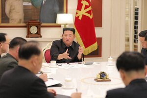 Kim Jong-Un, durante una reunión analizando la situación sanitaria del país (Foto: AFP/KCNA VIA KNS).