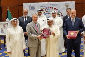Schiaretti y Perotti con las autoridades kuwaitíes en la ceremonia oficial.