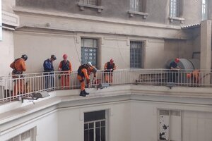 Un hombre sobrevivió tras arrojarse desde un piso 11 hacia la cúpula de una galería del microcentro porteño