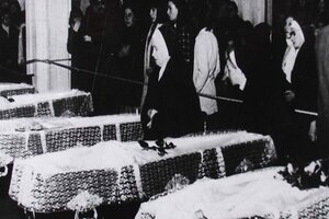 El funeral de los tres sacerdotes y dos seminaristas palotinos en la parroquia San Patricio, en 1976, ante una multitud.