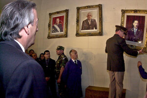Roberto Bendini desel cuadro del dictador Videla del Colegio Militar, por orden de Néstor Kirchner.  (Fuente: Presidencia)