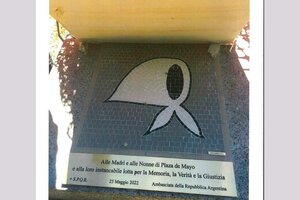 Instalan un mosaico en Roma en homenaje a Madres de Plaza de Mayo