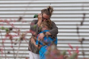 Madre e hija abrazadas llorando por la masacre en la escuela de Texas. (Fuente: AFP)