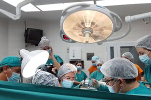 En un hospital de Neuquén usaron una linterna para operar a una embarazada porque no funcionaban las luces del quirófano. Foto Gentileza hospital