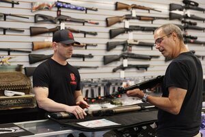 La segunda de enmienda de la Constitución de Estados Unidos es el principal obstáculo para limitar la venta de armas en ese país. (Fuente: AFP)