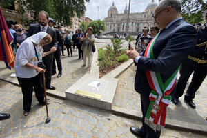 Descubren en Roma un pañuelo elaborado con mosaicos en homenaje a Madres y Abuelas de Plaza de Mayo (Fuente: Télam)