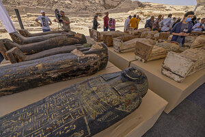 Egipto: hallan 250 sarcófagos, 150 estatuas de bronce y un papiro de 9 metros de largo (Fuente: AFP)