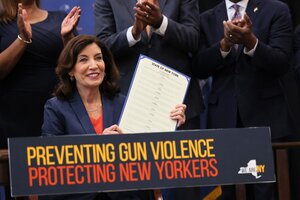 Nueva York eleva la edad legal para comprar armas semiautomáticas