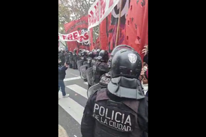 Movimientos sociales cortan el tránsito frente al Hotel Sheraton