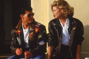 Tom Cruise con Kelly McGillis, en la primera Top Gun. La secuela omitió a la partenaire femenina.