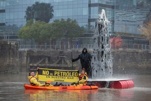 Día Mundial de los Océanos: Greenpeace instaló una torre petrolera en Puerto Madero para alertar por la exploración offshore