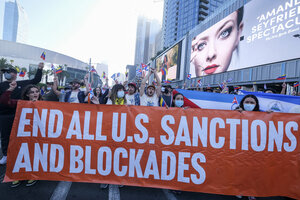 Protesta en Los Angeles contra el embargo a Cuba frente al Centro de Convenciones.  (Fuente: AFP)