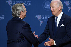 Alberto Fernández saluda a su par norteamericano Joe Biden en el marco de la Cumbre de las Américas. (Fuente: AFP)